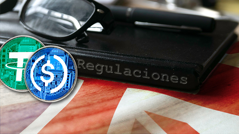 Stablecoin frente a libro de regulaciones sobre mesa con bandera de Reino Unido. Composición por CriptoNoticias. Circle / coingeko.com; Tether / bitcoinwiki.org; johan10 / elements.envato.com; wirestock / freepik.com; twenty20photos / elements.envato.com.