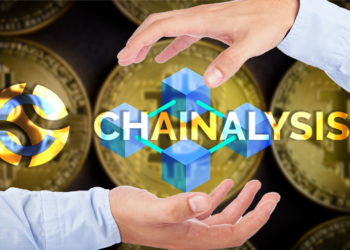 Manos controlan blockchain con logo de Chainalysis superpuesto y monedas de bitcoin en el fondo. Composición por CriptoNoticias. Chainalysis / bitcoinwiki.org; Rawpixel / rawpixel.com; asierromero / freepik.com; jirkaejc / elements.envato.com.