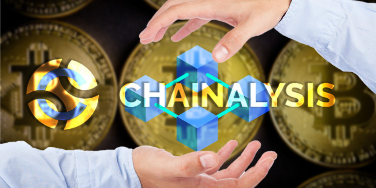 Manos controlan blockchain con logo de Chainalysis superpuesto y monedas de bitcoin en el fondo. Composición por CriptoNoticias. Chainalysis / bitcoinwiki.org; Rawpixel / rawpixel.com; asierromero / freepik.com; jirkaejc / elements.envato.com.
