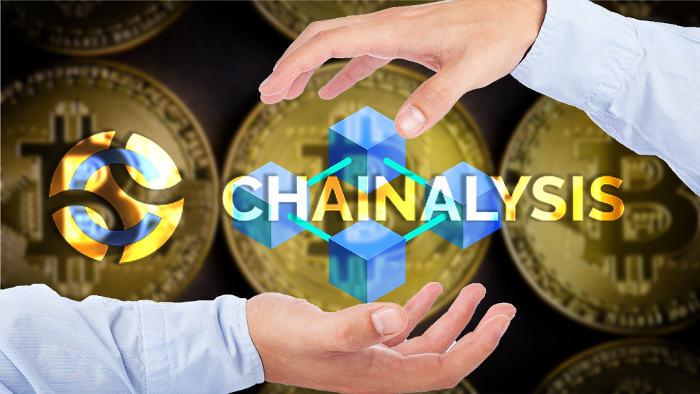 Manos controlan blockchain con logo de Chainalysis superpuesto y monedas de bitcoin en el fondo. Composición por CriptoNoticias. Chainalysis / bitcoinwiki.org; Rawpixel / rawpixel.com; asierromero / freepik.com; jirkaejc / elements.envato.com.