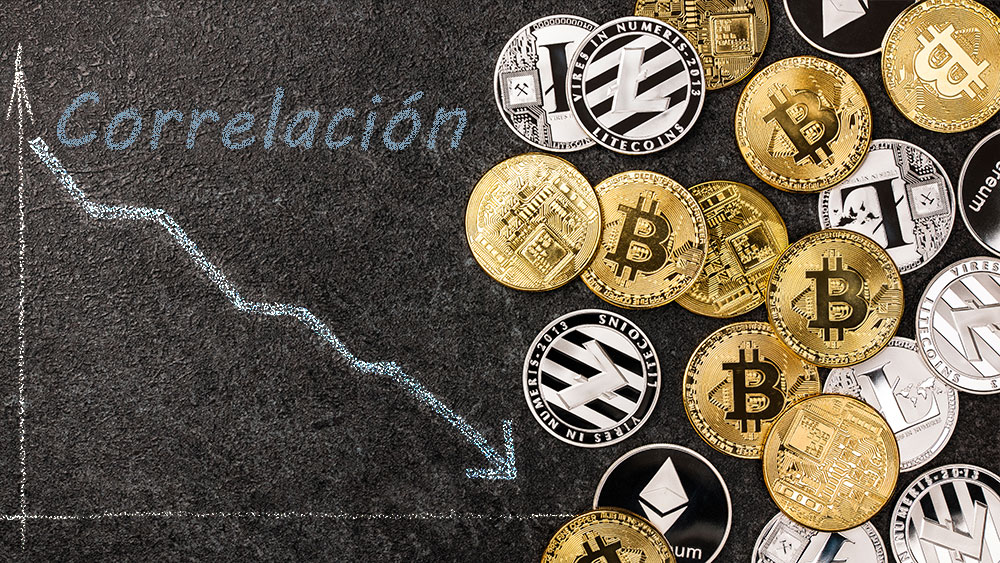 Gráfico decreciente sobre mesa con criptomonedas. Composición por CriptoNoticias. ff-photo / elements.envato.com; Prostock-studio / elements.envato.com.