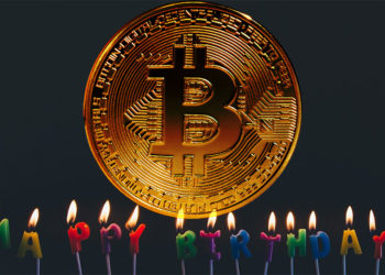 Moneda de Bitcoin con velas de cumpleaños. Composición por CriptoNoticias. ESchweitzer / elements.envato.com; Pexels  / pixabay.com.