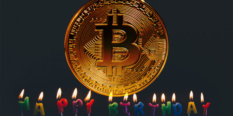 Moneda de Bitcoin con velas de cumpleaños. Composición por CriptoNoticias. ESchweitzer / elements.envato.com; Pexels  / pixabay.com.
