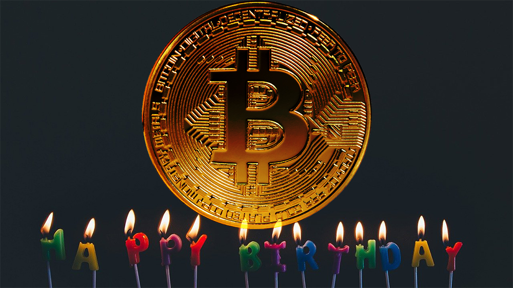 Moneda de Bitcoin con velas de cumpleaños. Composición por CriptoNoticias. ESchweitzer / elements.envato.com; Pexels  / pixabay.com.