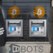 Abogados frente a cajeros de bitcoin con logo de BOTS. Composición por CriptoNoticias. bitcoin / bitcoin.org; mimagephotography / elements.envato.com; BOTS / bots.bz; maxxyustas / elements.envato.com.