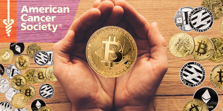 Manos sostienen moneda de Bitcoin con criptomonedas y logo de la Sociedad Americana contra el Cancer sobre mesa de madera. Composición por CriptoNoticias. LightFieldStudios / elements.envato.com; ff-photo / elements.envato.com; American Cancer Society / cancer.org; stevanovicigor / elements.envato.com.