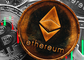 Moneda de Ethereum con gráfico alcista sobre criptomonedas. Composición por CriptoNoticias. jcomp / freepik.com; stevanovicigor / elements.envato.com.