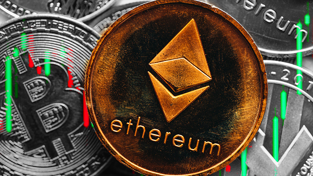 Moneda de Ethereum con gráfico alcista sobre criptomonedas. Composición por CriptoNoticias. jcomp / freepik.com; stevanovicigor / elements.envato.com.