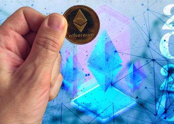 Hombre sostiene moneda de Ethereum con fondo digital y letrero de 2020 en el fondo. Composición por CriptoNoticias. vectorpouch / freepik.com; stevanovicigor / elements.envato.com; starline / freepik.com; prosto_juli / elements.envato.com.