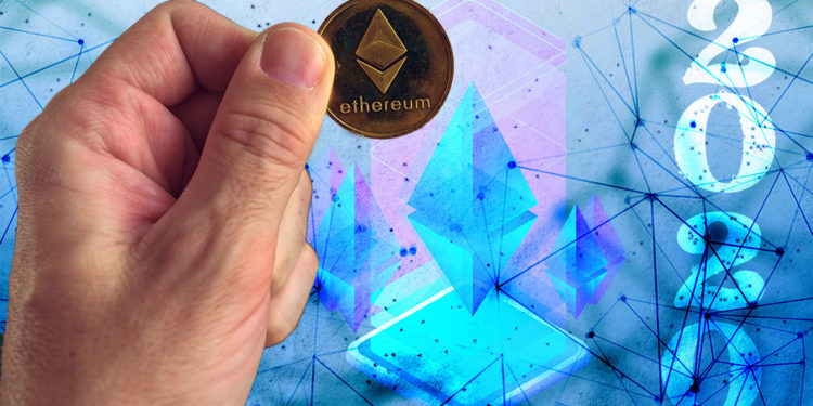 Hombre sostiene moneda de Ethereum con fondo digital y letrero de 2020 en el fondo. Composición por CriptoNoticias. vectorpouch / freepik.com; stevanovicigor / elements.envato.com; starline / freepik.com; prosto_juli / elements.envato.com.