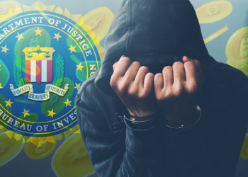 Hacker esposado oculta su rostro con logo del FBI y monedas de bitcoin cayendo en el fondo. Composición por CriptoNoticias. FBI / wikipedia.org; katemangostar / freepik.com; stevanovicigor / elements.envato.com.