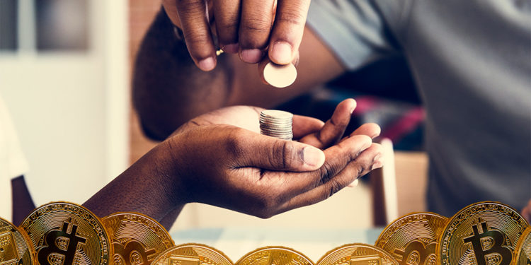 Monedas de Bitcoin frente a hombre apilando monedas sobre manos. Composición por CriptoNoticias. kjekol / elements.envato.com; Rawpixel / elements.envato.com.
