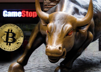 Moneda de Bitcoin junto a tienda de GameStop con moneda de Bitcoin superpuesta. Composición por CriptoNoticias. jirkaejc / elements.envato.com; TreptowerAlex / pixabay.com; James LeVeque / flickr.com.