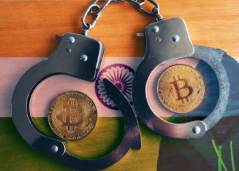 Monedas de Bitcoin dentro de esposas con bandera de India y hacker en el fondo. Composición por CriptoNoticias. stevanovicigor / elements.envato.com; rawpixel.com / freepik.com; Rawpixel / elements.envato.com.