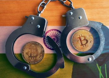 Monedas de Bitcoin dentro de esposas con bandera de India y hacker en el fondo. Composición por CriptoNoticias. stevanovicigor / elements.envato.com; rawpixel.com / freepik.com; Rawpixel / elements.envato.com.