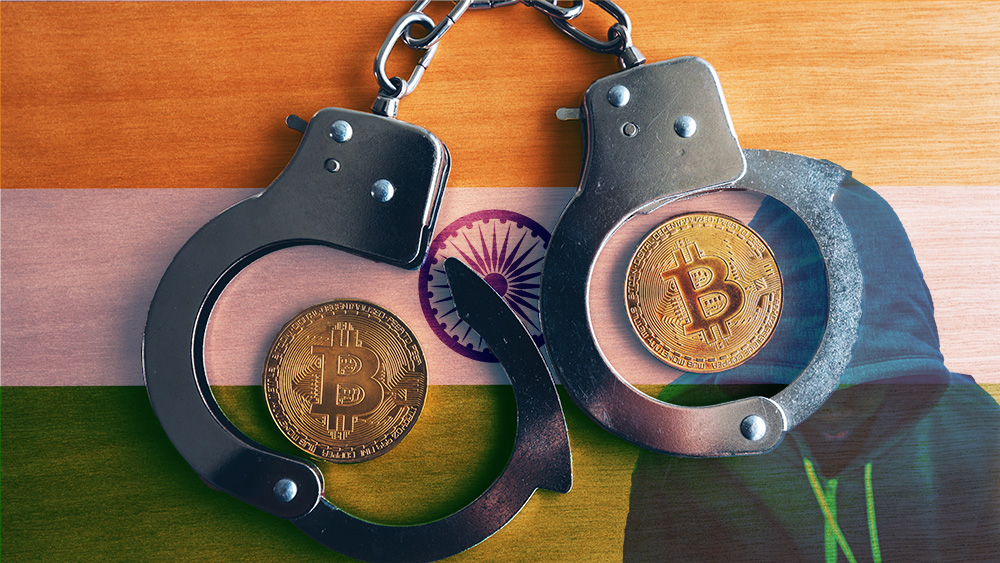 Monedas de Bitcoin dentro de esposas con bandera de India y hacker en el fondo. Composición por CriptoNoticias. stevanovicigor / elements.envato.com; rawpixel.com / freepik.com; Rawpixel / elements.envato.com.