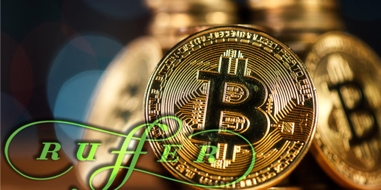 Logo de Ruffer sobre imagen de monedas de bitcoin. Composición por CriptoNoticias. Ruffer / ruffer.co.uk; stevanovicigor / elements.envato.com.