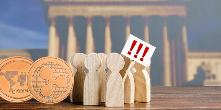 Monedas de Ripple junto a figuras de personas protestando con tribunal en el fondo. Composición por CriptoNoticias. jirkaejc / elements.envato.com; twenty20photos / elements.envato.com; Mint_Images / elements.envato.com.