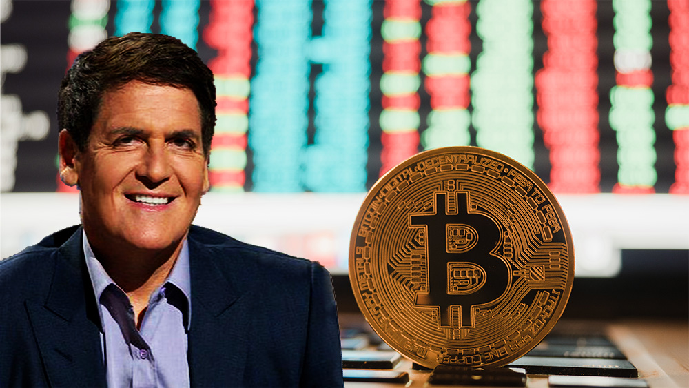 Mark Cuban junto a moneda de bitcoin sobre computadora con información del mercado en el fondo. Composición por CriptoNoticias. Texas Business Hall of Fame Foundation / texasbusiness.org; Panxunbin / elements.envato.com.