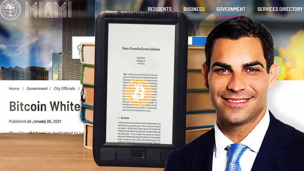 Alcalde Francis Suarez frente a mesa con libros y tablet con white paper de Bitcoin y página web del gobierno de Miami en el fondo. Composición por CriptoNoticias. Bitcoin / bitcoin.org; Ciudad de Miami / miamigov.com; Harvard / wikipedia; LightFieldStudios / elements.envato.com.