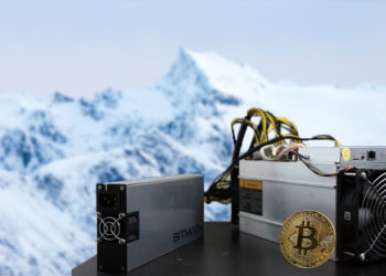 Mineros y moneda de bitcoin sobre mesa con paisaje ártico en el fondo. Composición por CriptoNoticias. kjekol / elements.envato.com; InstagramFOTOGRAFIN / pixabay.com; merc67 / elements.envato.com.