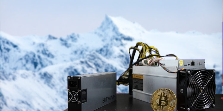 Mineros y moneda de bitcoin sobre mesa con paisaje ártico en el fondo. Composición por CriptoNoticias. kjekol / elements.envato.com; InstagramFOTOGRAFIN / pixabay.com; merc67 / elements.envato.com.