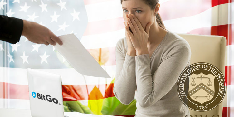 Mujer sorprendida recibiendo multa con logos de BitGo y la OFAC con bandera de Estados Unidos en el fondo. Composición por CriptoNoticias. BitGo / wikipedia.org; yanalya / freepik.com; Office of Foreign Assets Control / wikipedia.org; Prostock-studio / elements.envato.com.