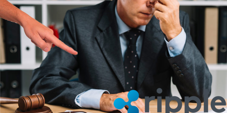 Mano señala logo de Ripple con abogado cansado en el fondo. Composición por CriptoNoticias. Ripple / wikipedia.org; Tumisu / pixabay.com; freepik / freepik.com.