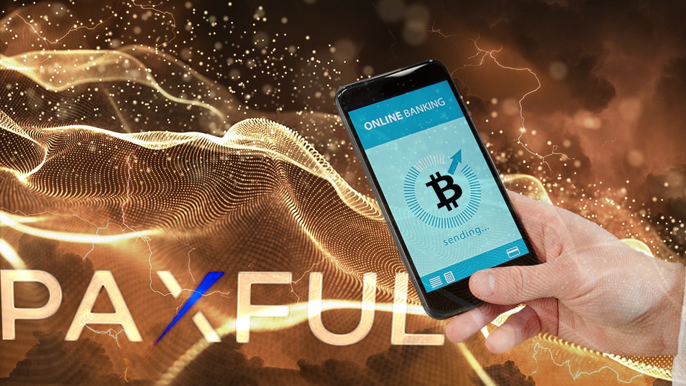 Hombre enviando bitcoin desde teléfono movil sobre red digital con relámpagos suprpuestos y Logo de Paxful