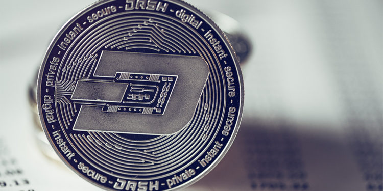 Moneda de Dash sobre documentos. Fuente: stevanovicigor / elements.envato.com