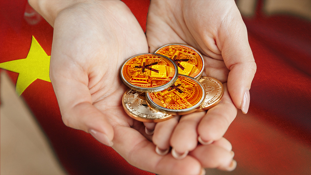 Mujer sostiene monedas de yuan digital en sus manos con bandera de China en el fondo. Composición por CriptoNoticias. rawpixel / freepik.com; johan10 / elements.envato.com; wirestock / freepik.com; vadymvdrobot / elements.envato.com.