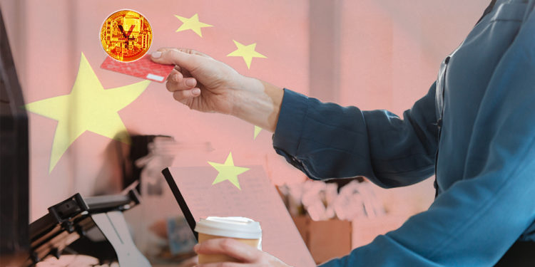 Mujer paga en cafetería con tarjeta de yuan digital con bandera de China en el fondo. Composición por CriptoNoticias. drobotdean / freepik.com; rawpixel / freepik.com; johan10 / elements.envato.com; wirestock / freepik.com.