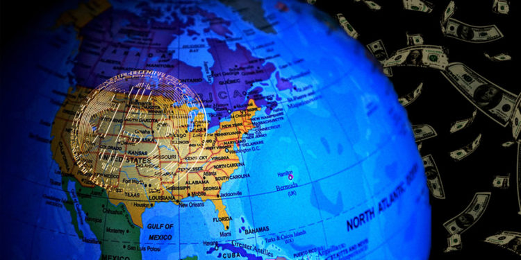 Moneda de Bitcoin sobre Norteamérica en globo terráqueo con dólares cayendo en el fondo. Composición por CriptoNoticias. TheDigitalWay /  Pixabay.com ; Panxunbin /   elements.envato.com; Patrick Pascal Schauß /  Pixabay.com.