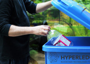 Hombre recicla botella de plástico en basurero con logo de Hyperledger y blockchain en el fondo. Composición por CriptoNoticias. iLexx / elements.envato.com; Hyperledger / hyperledger.org; twenty20photos / elements.envato.com.