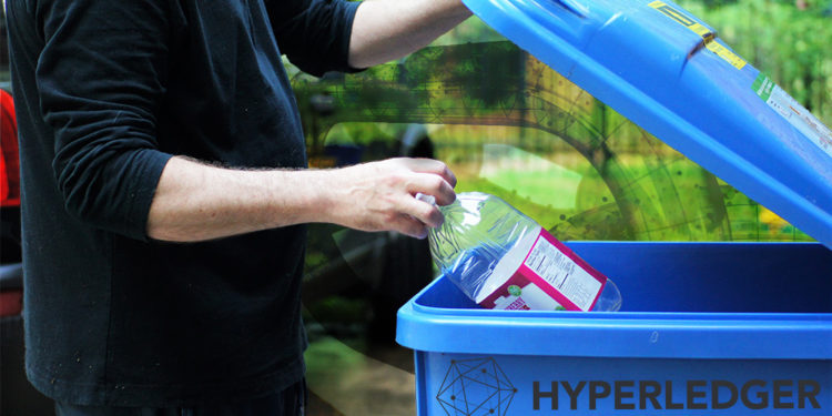 Hombre recicla botella de plástico en basurero con logo de Hyperledger y blockchain en el fondo. Composición por CriptoNoticias. iLexx / elements.envato.com; Hyperledger / hyperledger.org; twenty20photos / elements.envato.com.