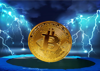 Moneda de Bitcoin rebotando sobre trampolín con red de relámpagos en el fondo. Composición por CriptoNoticias. PxHere / pxhere.com; macrovector / freepik.com; ESchweitzer / elements.envato.com.