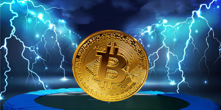 Moneda de Bitcoin rebotando sobre trampolín con red de relámpagos en el fondo. Composición por CriptoNoticias. PxHere / pxhere.com; macrovector / freepik.com; ESchweitzer / elements.envato.com.