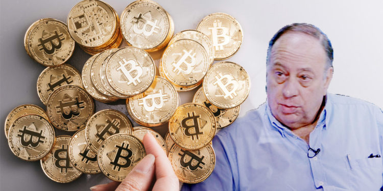Mujer sostiene moneda de bitcoin con Roberto Cachanosky en el fondo. Composición por CriptoNoticias. Luis Novaresio/cachanosky ; bitcointere / pxhere.com.