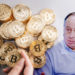 Mujer sostiene moneda de bitcoin con Roberto Cachanosky en el fondo. Composición por CriptoNoticias. Luis Novaresio / kuisnovaresio.com; bitcointere / pxhere.com.