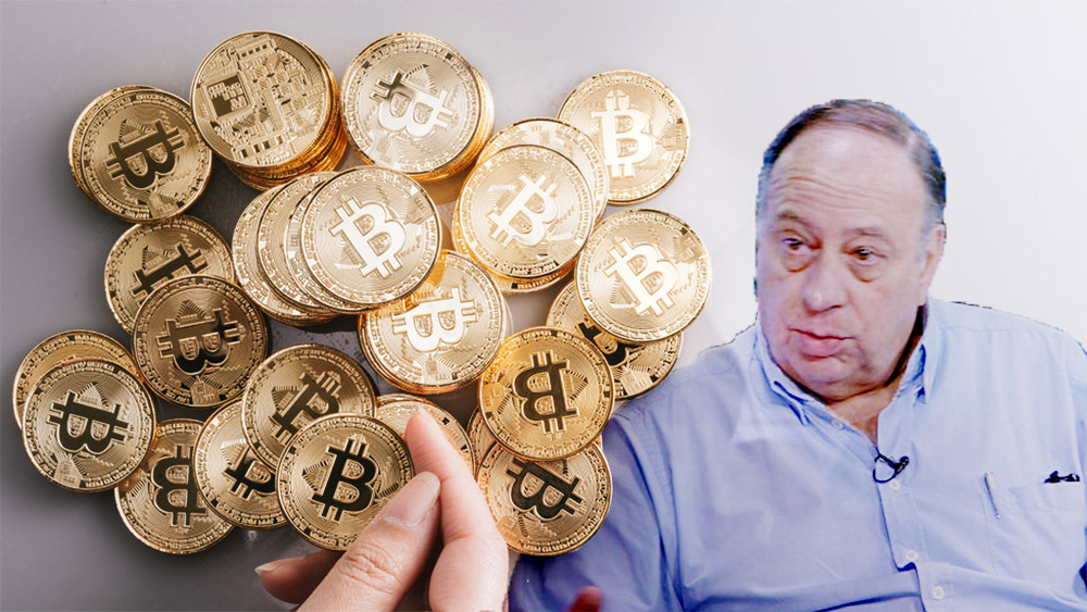 Mujer sostiene moneda de bitcoin con Roberto Cachanosky en el fondo. Composición por CriptoNoticias. Luis Novaresio / kuisnovaresio.com; bitcointere / pxhere.com.