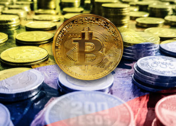 Moneda de Bitcoin sobre monedas de pesos colombianos con bandera de Colombia superpuesta. Composición por CriptoNoticias. ESchweitzer / elements.envato.com; wirestock / freepik.com; caruizp / pixabay.com.