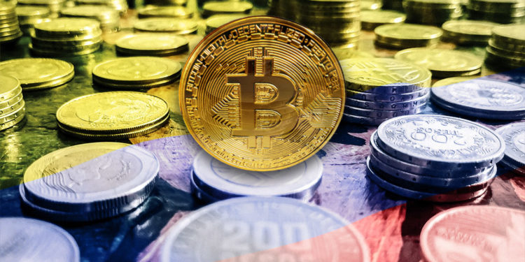 Moneda de Bitcoin sobre monedas de pesos colombianos con bandera de Colombia superpuesta. Composición por CriptoNoticias. ESchweitzer / elements.envato.com; wirestock / freepik.com; caruizp / pixabay.com.