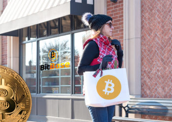 Mujer con bolsa de compras con logo de bitcoin con tienda de BitBase y moneda de Bitcoin en el fondo. Composición por CriptoNoticias. Bitcoin / bitcoin.org; LightFieldStudios / elements.envato.com; BitBase / bitbase.es; twenty20photos / elements.envato.com.