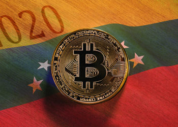 Moneda de Bitcoin sobre mesa de madera con bandera de Venezuela superpuesta. Composición por CriptoNoticias. stevanovicigor / elements.envato.com; wirestock / freepik.com.