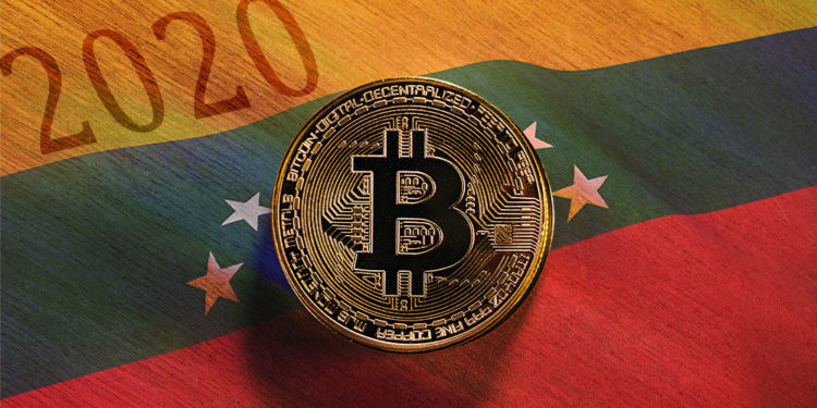Moneda de Bitcoin sobre mesa de madera con bandera de Venezuela superpuesta. Composición por CriptoNoticias. stevanovicigor / elements.envato.com; wirestock / freepik.com.