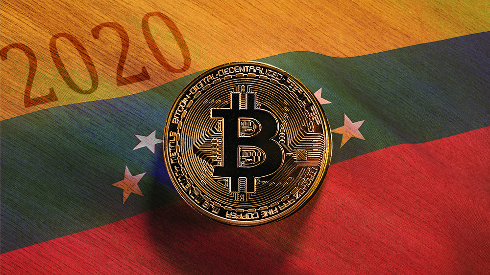 Moneda de Bitcoin sobre mesa de madera con bandera de Venezuela superpuesta. Composición por CriptoNoticias. stevanovicigor / elements.envato.com; wirestock / freepik.com.