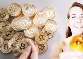 Ali Spangnola sosteniendo moneda de bitcoin difuminada junto a mano sosteniendo moneda de bitcoin. Composición por CriptoNoticias. Ali Spagnola / facebook.com; ESchweitzer / elements.envato.com; bitcointere / pxhere.com.