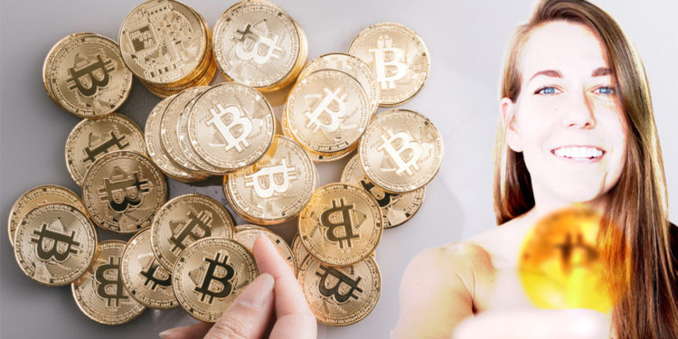Ali Spangnola sosteniendo moneda de bitcoin difuminada junto a mano sosteniendo moneda de bitcoin. Composición por CriptoNoticias. Ali Spagnola / facebook.com; ESchweitzer / elements.envato.com; bitcointere / pxhere.com.