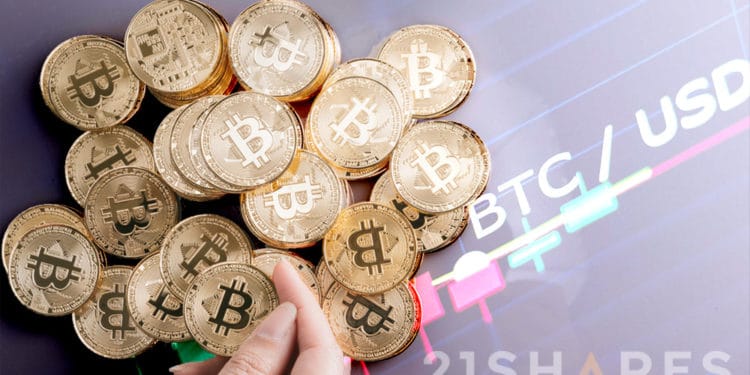Mano sosteniendo moneda de Bitcoin con monedas de bitcoin apiladas sobre superficie con gráfico de precio con logo de 21Shares. Composición por CriptoNoticias. 21shares / 21shares.com; bitcointere / pxhere.com; avanti_photo / elements.envato.com.