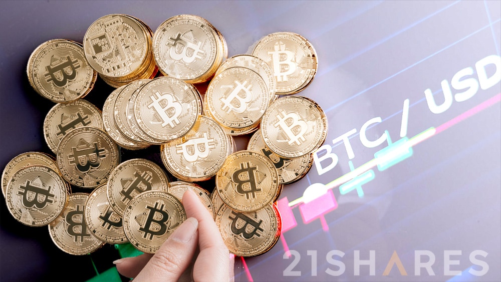 Mano sosteniendo moneda de Bitcoin con monedas de bitcoin apiladas sobre superficie con gráfico de precio con logo de 21Shares. Composición por CriptoNoticias. 21shares / 21shares.com; bitcointere / pxhere.com; avanti_photo / elements.envato.com.